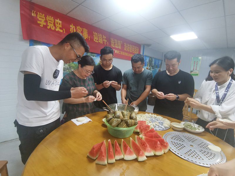 包餃子現(xiàn)場（修圖）.jpg